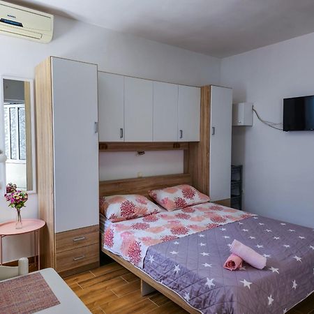 Apartments Neda Omis Exterior photo