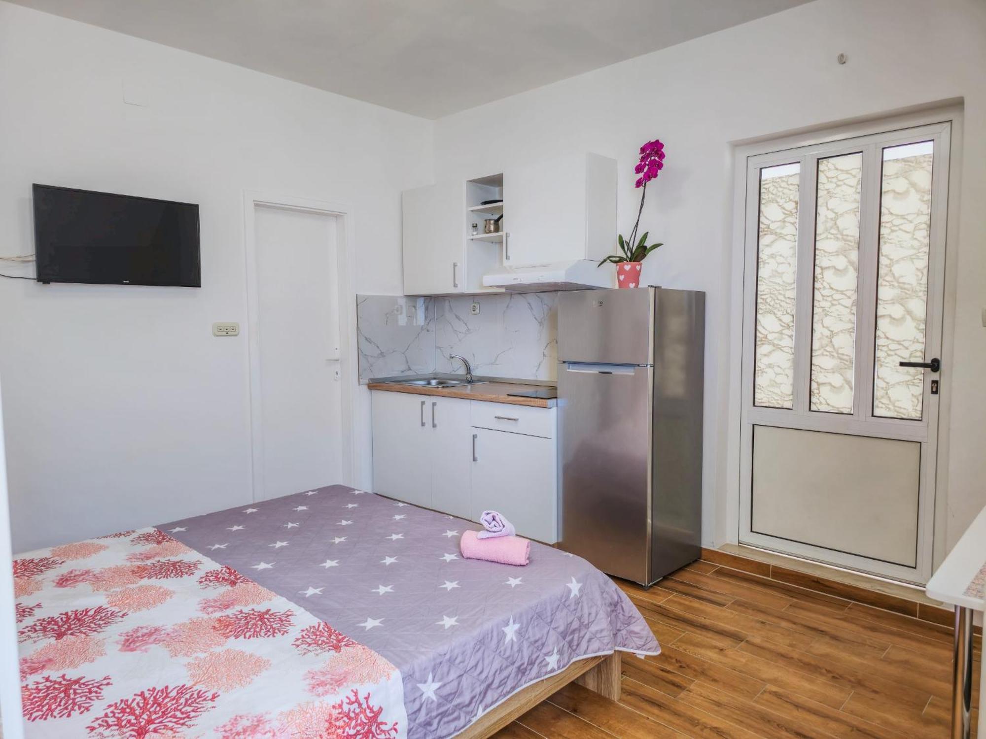 Apartments Neda Omis Exterior photo
