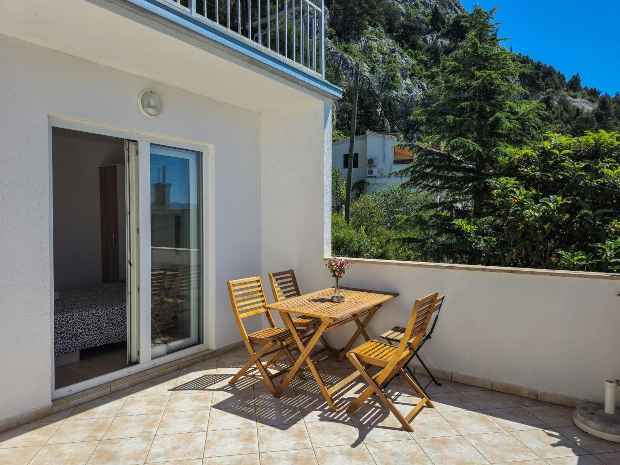 Apartments Neda Omis Exterior photo