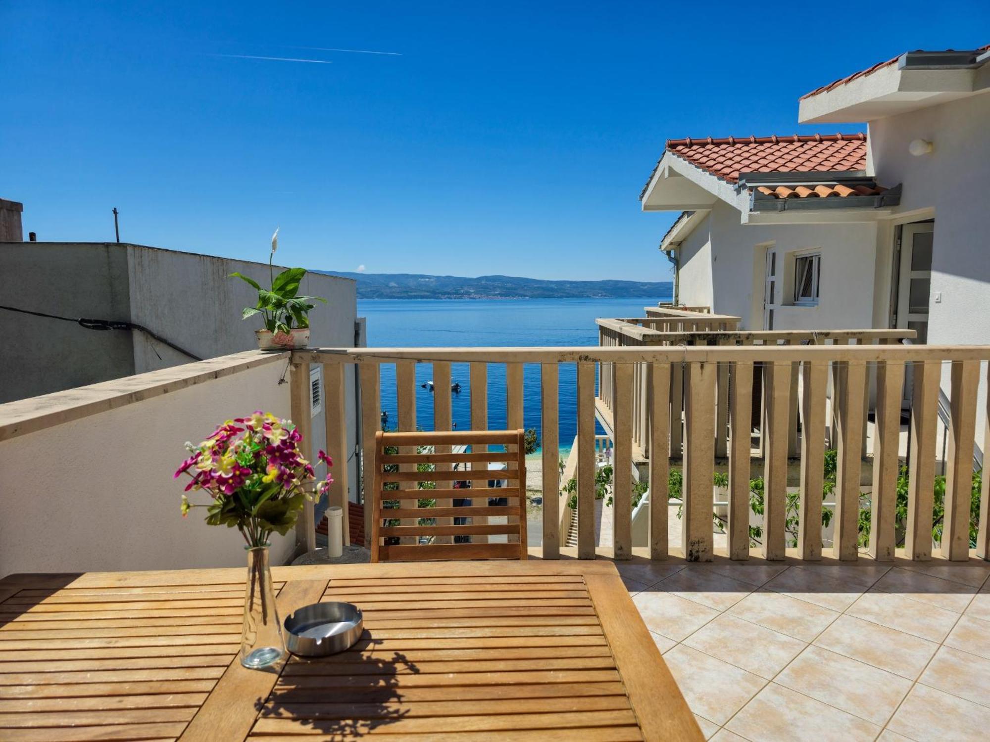 Apartments Neda Omis Exterior photo