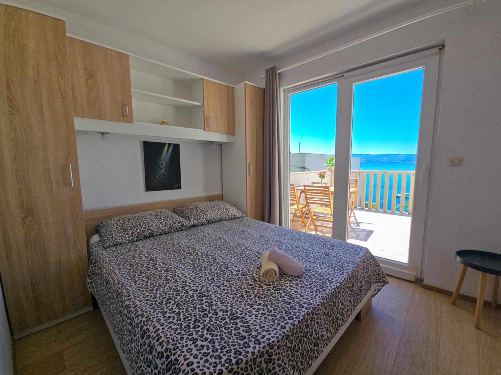 Apartments Neda Omis Exterior photo