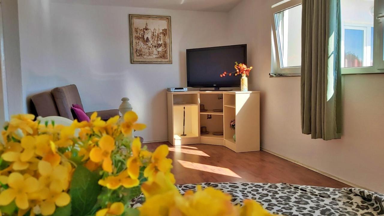 Apartments Neda Omis Exterior photo